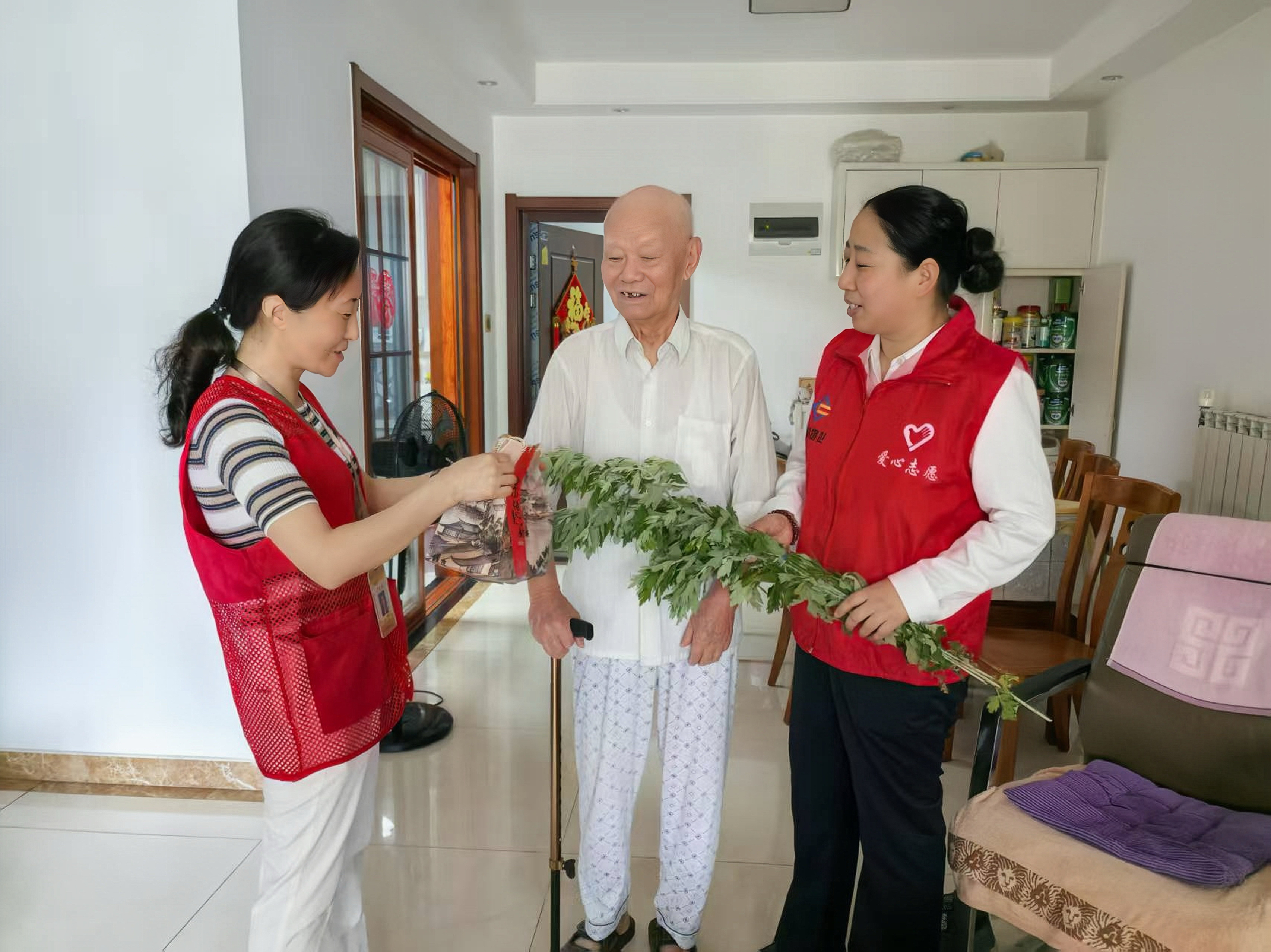 “琥珀助老团”牵起企业与社区老人的纽带